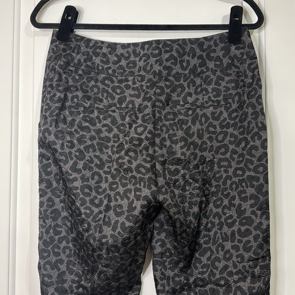 Ann Taylor Leopard Print Pants Straight Leg Cropped Black Gray Women’s Size 2P - Picture 5 of 11